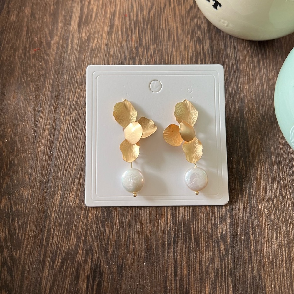 Beautiful gold earrings with Pearl